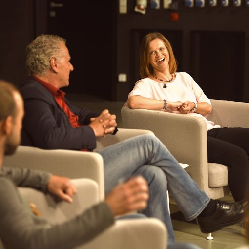 Moderator Hendrik Hey im Talk mit Heidi Weber Rüegg